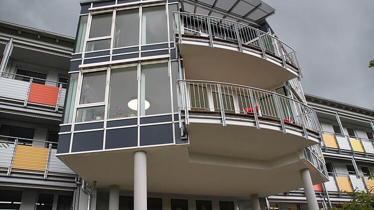 Neu gestaltete Fassade mitgläsernem Vorbau