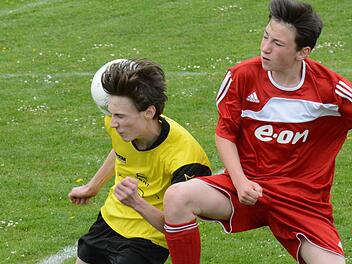 Eher am Ball, eher am Zug: Klar die Nase vorn hatte Raphael Ziegler (links) mit der SG Römershag gegen Patrick Schaupp mit seiner SG Hammelburg.. Foto: ssp