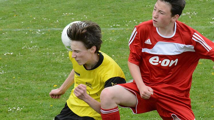 Eher am Ball, eher am Zug: Klar die Nase vorn hatte Raphael Ziegler (links) mit der SG Römershag gegen Patrick Schaupp mit seiner SG Hammelburg.. Foto: ssp