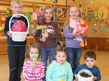 Stolz auf ihre Kunstwerke: Leon (von oben links), Josi, Anna-Lena, Lina, Hanna und Mika zeigen, was sie im Rahmen des Jahresthemas "Kunsterbunt" zum Osterfest gebastelt haben. Foto: Ulrike Müller