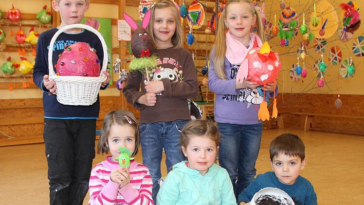 Stolz auf ihre Kunstwerke: Leon (von oben links), Josi, Anna-Lena, Lina, Hanna und Mika zeigen, was sie im Rahmen des Jahresthemas "Kunsterbunt" zum Osterfest gebastelt haben. Foto: Ulrike Müller