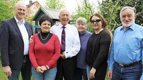 Pfarrer Karlheinz Scheide (Mitte) kam nach Höchstadt, um sich zu bedanken. Mit im Bild von links: Bürgermeister Gerald Brehm, Pianistin Stella Mnatsakanova, Margarete Walcher, Sopranistin Lusine Azaryan und Georg Walcher.  Foto: Evi Seeger