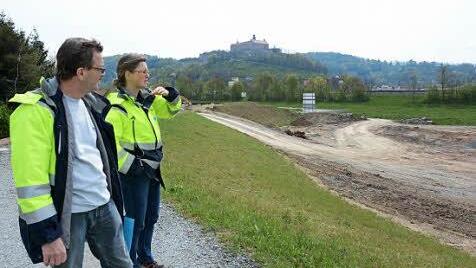 Abteilungsleiterin Andrea Künzl und Günter Hugel vom Wasserwirtschaftsamt sind mit dem Fortschritt der Baustelle zufrieden. Wo jetzt noch Baustellenfahrzeuge fahren, entsteht bald eine Auenlandschaft.
