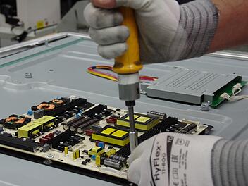 Die Jobsituation und das Wachstum im Landkreis Kronach werden vom Focus als sehr gut eingestuft. Hier ein Bild aus der Fertigung bei Loewe in Kronach. Foto: Archiv/Marco Meißner