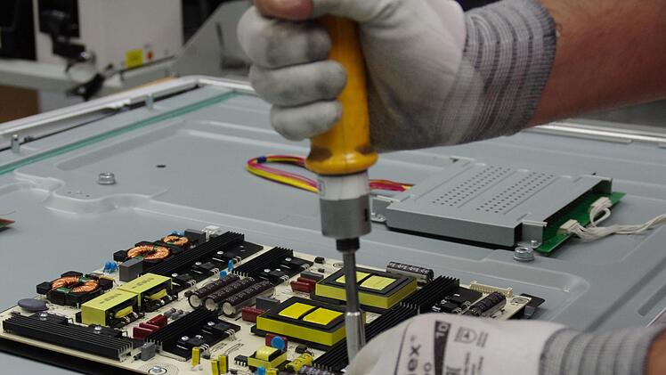 Die Jobsituation und das Wachstum im Landkreis Kronach werden vom Focus als sehr gut eingestuft. Hier ein Bild aus der Fertigung bei Loewe in Kronach. Foto: Archiv/Marco Meißner