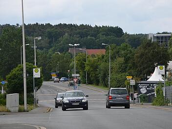 So soll die StUB fahren: Die Rathgeberstraße hinab, über die Erlanger Straße auf den Grünstreifen und über eine neue Brücke weiter zu Schaeffler (rechts im Hintergrund).