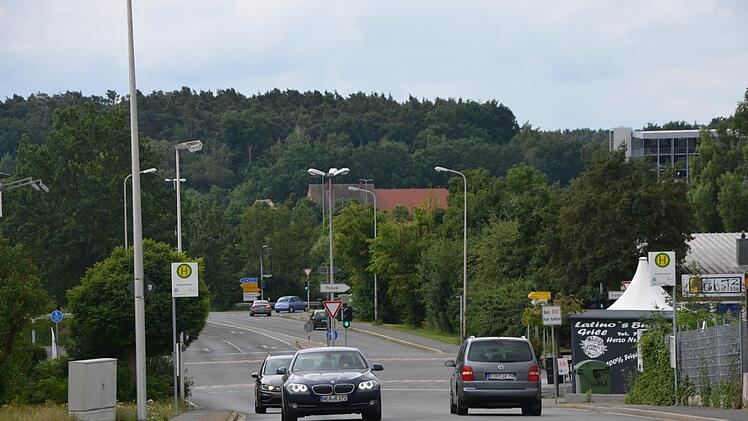 So soll die StUB fahren: Die Rathgeberstraße hinab, über die Erlanger Straße auf den Grünstreifen und über eine neue Brücke weiter zu Schaeffler (rechts im Hintergrund).