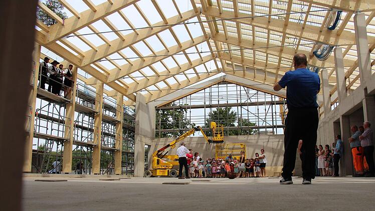 Richtfest für die neue Halle in Vestenbergsgreuth Foto: Christian Bauriedel