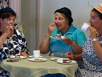 Die "Fräuleins" Christine Krug, Andrea Ullrich und Isolde Häußinger (von links) beim Kaffeeklatsch. Irgendetwas hat wohl den Unmut des Trios erregt.