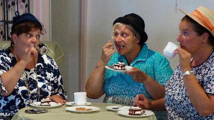Die "Fräuleins" Christine Krug, Andrea Ullrich und Isolde Häußinger (von links) beim Kaffeeklatsch. Irgendetwas hat wohl den Unmut des Trios erregt.