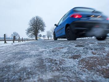 Der DWD warnt in vielen Teilen Frankens vor glatten Straßen am Wochenende