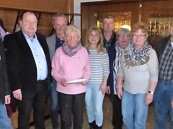 Die Ehrungen und Neuwahlen prägten die Jahreshauptversammlung des VdK-Ortsverbandes Grafengehaig im Gasthaus Zeitler in Seifersreuth. Unser Bild zeigt (von links) Kreisvorsitzenden Klaus Nenninger, Bürgermeister Werner Burger, Kassier Günter Ott, Martha Sterzenbach, Betreuerin Petra Weiß, Beirat Gerhard Goller, Schriftführerin Renate Bossert, Beirätin Sabine Laubender, Zweiten Vorsitzenden Dieter Richter und Erste Vorsitzende Angela Goller. Foto: Klaus-Peter Wulf