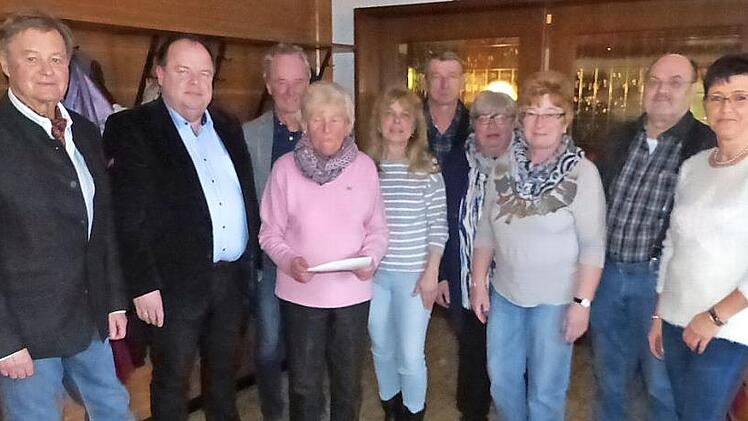 Die Ehrungen und Neuwahlen prägten die Jahreshauptversammlung des VdK-Ortsverbandes Grafengehaig im Gasthaus Zeitler in Seifersreuth. Unser Bild zeigt (von links) Kreisvorsitzenden Klaus Nenninger, Bürgermeister Werner Burger, Kassier Günter Ott, Martha Sterzenbach, Betreuerin Petra Weiß, Beirat Gerhard Goller, Schriftführerin Renate Bossert, Beirätin Sabine Laubender, Zweiten Vorsitzenden Dieter Richter und Erste Vorsitzende Angela Goller. Foto: Klaus-Peter Wulf