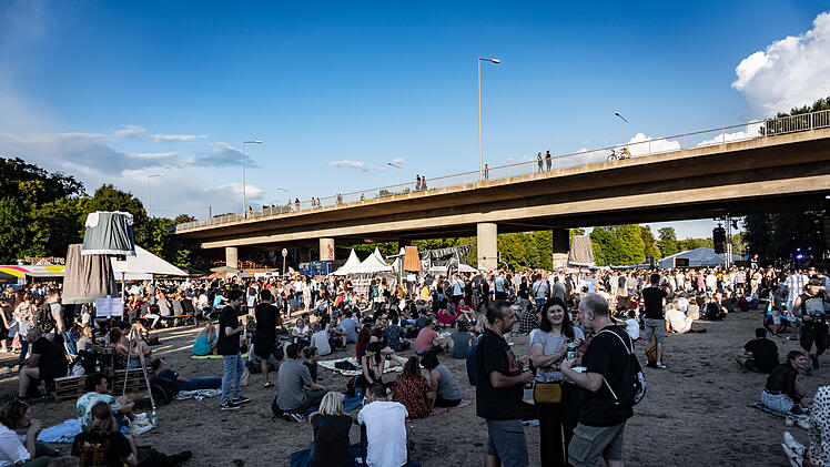 Feierstimmung unter einer Brücke