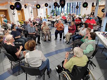 Bewohner begeisterten beim Sommerfest mit einem Sitz-Tanz zu &bdquo;Rote Lippen soll man k&uuml;ssen&ldquo;.