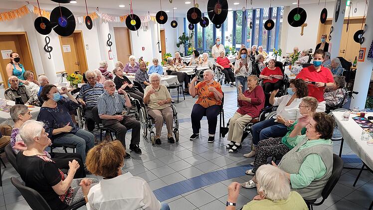 Bewohner begeisterten beim Sommerfest mit einem Sitz-Tanz zu &bdquo;Rote Lippen soll man k&uuml;ssen&ldquo;.