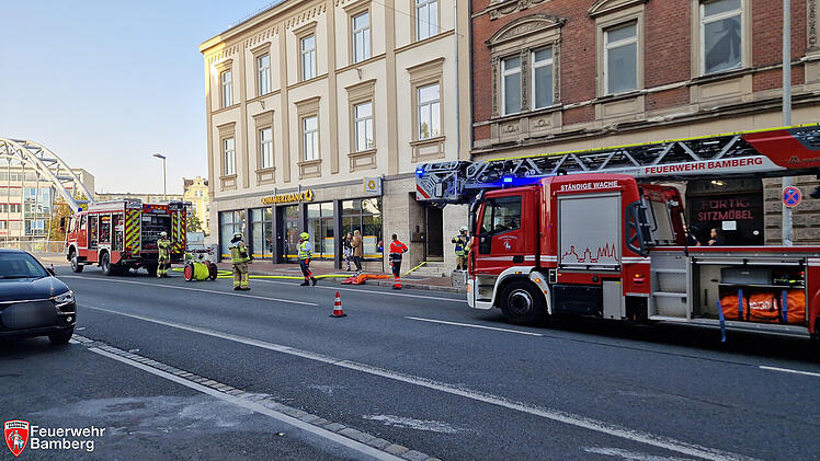 Bamberg: Frau entdeckt Flammen in Wohnung - Feuerwehr rückt mit Atemschutz an