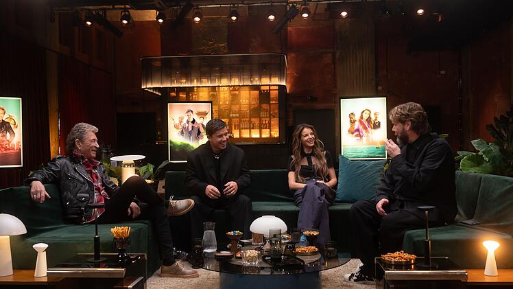 Blicken gemeinsam auf ihre Erlebnisse: Neben Peter Maffay (links) sind auch Nico Santos (zweiter von links), Yvonne Catterfeld und Rea Garvey in der zweiten "Song Trip"-Staffel zu sehen.