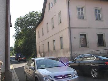 Mit dem Abriss des Wohnhauses soll die Engstelle in Dippach beseitigt und ein Fußweg durchs Dorf zum Friedhof angelegt werden. Foto: gg