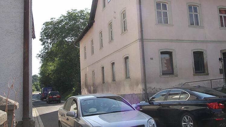 Mit dem Abriss des Wohnhauses soll die Engstelle in Dippach beseitigt und ein Fußweg durchs Dorf zum Friedhof angelegt werden. Foto: gg