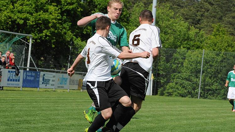 FC Strahlungen (weiße Trikots) - SV Riedenberg 0:3.