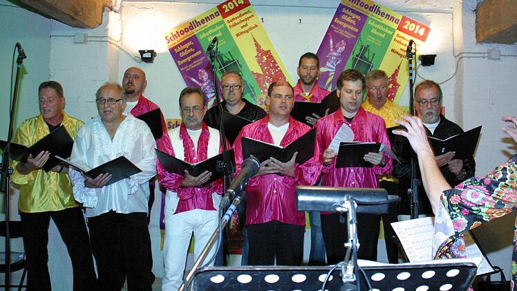 Wird der Männergesangverein Frankonia Gemünda beim Nürnberger Bardentreffen die Bühne genauso rocken wie die Gemünner Schtoodlhenna beim Schlagerabend 2014? Sein Auftritt auf der Straßenbühne am Samstagabend um 19 Uhr wird auf jeden Fall das erste Gastspiel eines Männerchores in der 40-jährigen Geschichte des großen Musikfestivals sein. Auch Lieder der Prinzen, wie hier von einem Teil der Sänger vorgetragen, werden in Nürnberg erklingen. Dieter Mey (vorn, 3. von links) hat den Auftritt eingef...