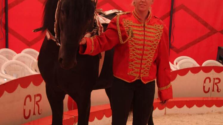 Die Schwiegertochter der Zirkuschefs Carola hat sich in den Zirkussohn Felix verliebt und ist seitdem mit ganzem Herzen beim Zirkus dabei und leistet ihren Beitrag