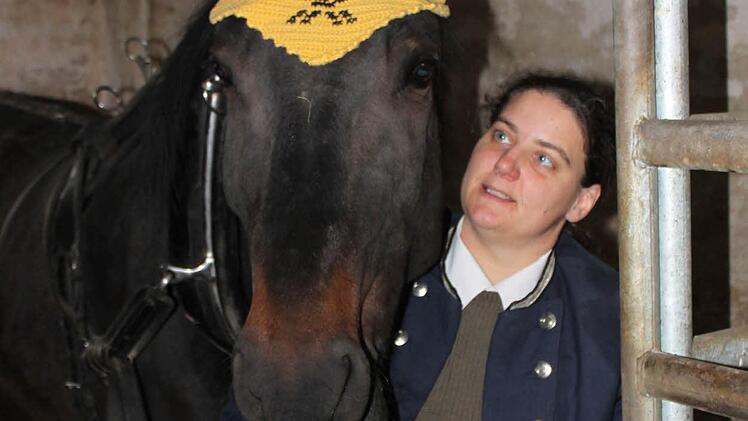 Postillonin Yvonne Körner hat dem Pferd das "Postmützchen" aufgesetzt. Foto: Mäuser