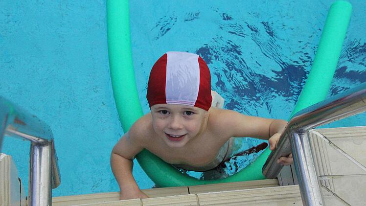 Schwimmkurs im Hallenbad Foto: Benedikt Borst