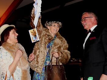 Die "Dorftratschen Marie und Babett" Silka Dörr und Margitta Keller (von links) überreichten Pfarrer Volkmar Gregori das berühmte Taschentuch mit Knoten zur Erinnerung.  Fotos: Günther Geiling