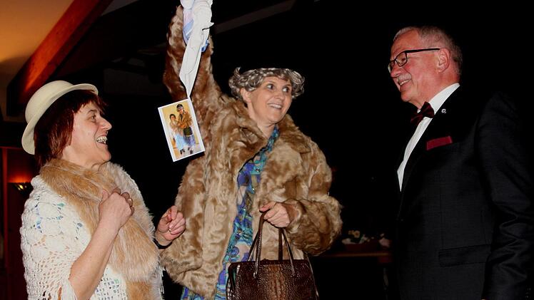 Die "Dorftratschen Marie und Babett" Silka Dörr und Margitta Keller (von links) überreichten Pfarrer Volkmar Gregori das berühmte Taschentuch mit Knoten zur Erinnerung.  Fotos: Günther Geiling