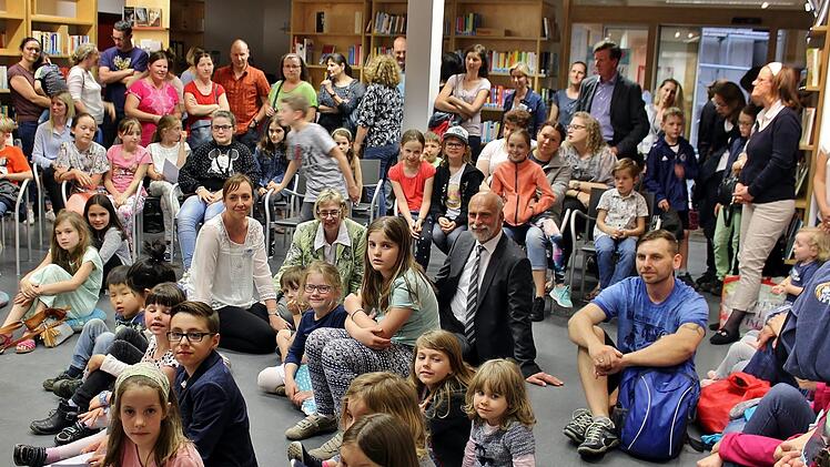 Sit-in in der Bücherei bei der Vorstellung der Preisträger.  Fotos: Werner Vogel