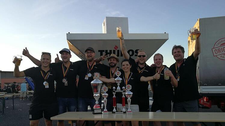 Die strahlenden "Grill-Bombers" bei der Preisverleihung: (von links) Manuel Schuhmann, Teamchef Andy Römmelt, Tino Nöth, André Pfützner, Carolin Römmelt, Michael Schuhmann, Julian Fuß und Fred Römmelt. (Auf dem Bild fehlen Sonja und Janina Römmelt).Evelyn Schneider