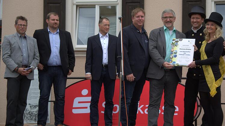 Sie eröffneten am Samstag in Seßlach die 3. "Nacht des Handwerks und der Manufakturen" (von links): Seßlachs Bürgermeister Martin Mittag, Kreishandwerkermeister Jens Beland, Regionalmanager Stefan Hinterleitner, Ulrich Böhm (Sparkasse Coburg-Lichtenfels) und Landrat Michael Busch. Foto: Bettina Knauth