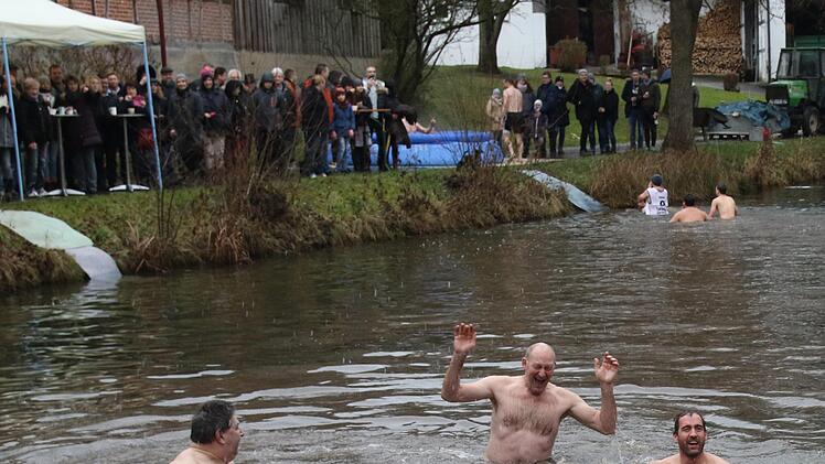 Neujahrsschwimmen 2019 in Stöppach. Foto: Michael Stelzner
