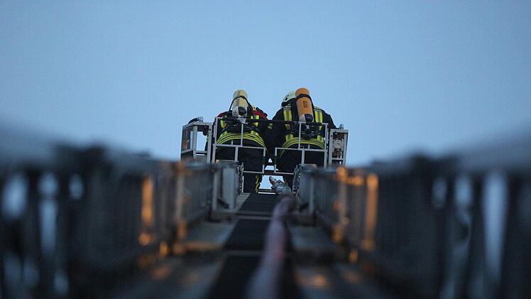 In Bad Windsheim hat ein WOhnhaus gebrannt. Vier Menschen sind dabei verletzt worden. Einige mussten mit einem Rettungskorb gerettet werden. Symbolfoto: NEWS5/ Herse