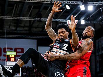 Der Bamberger Center Cliff Alexander (rechts) im "Ringkampf" mit Patrick Miller Foto: Daniel Löb
