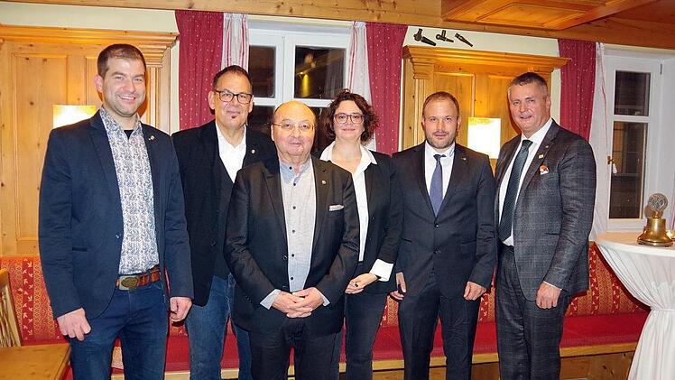 Der neue Vorstand  2019/2020 mit Leitender Governor Gabriela Ramirez (Dritte von rechts und weiter von  links): Past-Präsident Markus Stöckert, Schatzmeister Stefan Weckwerth, Sekretär Wolfgang Kotschenreuther, Präsident  Peter Anhut und Vice Präsident Thomas Luger. Foto: Heike Schülein