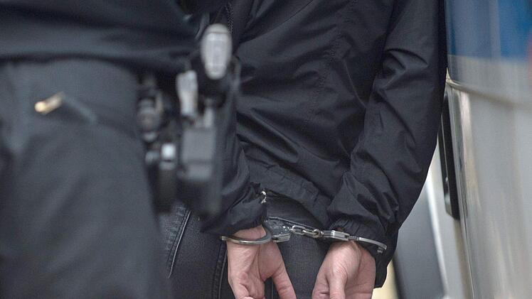 In Würzburg hat die Polizei eine Razzia in einer Wohnung durchgeführt.Der Bewohner erhebt nun schwere Vorwürfe. Symbolfoto: Klaus-Dietmar Gabbert/dpa