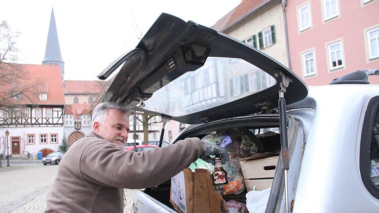 Einen Kofferraum voller Müll hat Stefan Sluzar am Parkplatz Oberes Tor einsammeln müssen. Foto: Heike Beudert