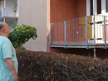 Alfred Bittruf kann es immer noch nicht fassen, dass an mehreren Häusern die Balkone vernagelt wurden, gleichzeitig aber die Mieten steigen. Fotos: Marco Meißner