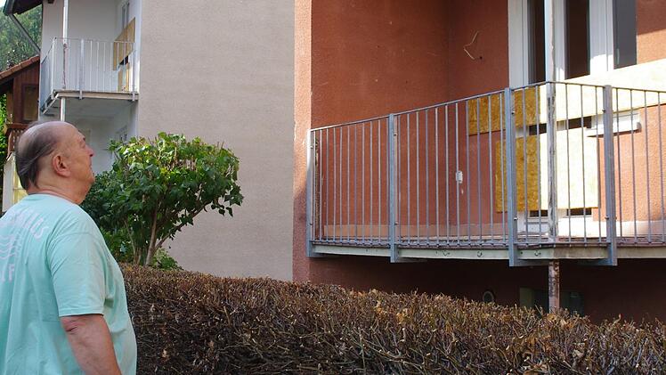 Alfred Bittruf kann es immer noch nicht fassen, dass an mehreren Häusern die Balkone vernagelt wurden, gleichzeitig aber die Mieten steigen. Fotos: Marco Meißner