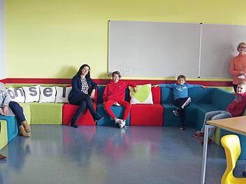 Das KZG freut sich über aufgewertete Sitzmöbel für die Ganztagsklassen. Das Bild zeigt (von links) Ganztagsklassen-Betreuerin Gabi Igler, Dritte Freundeskreis-Vorsitzende Sandra Wolf, Stefanie Geßlein (Fa. Albert Ponsel) mit ihrem Sohn Luis, zwei weiteren Ganztagsschülern sowie Renate Leive und Thomas Müller von der Schulleitung. Foto: Schülein