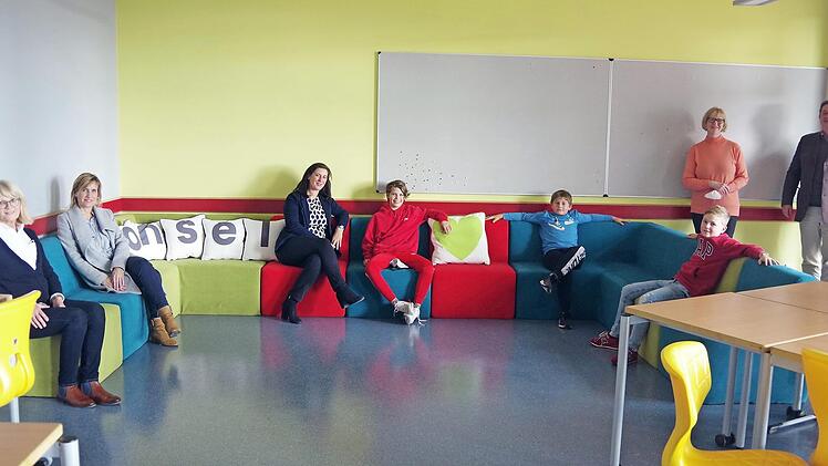 Das KZG freut sich über aufgewertete Sitzmöbel für die Ganztagsklassen. Das Bild zeigt (von links) Ganztagsklassen-Betreuerin Gabi Igler, Dritte Freundeskreis-Vorsitzende Sandra Wolf, Stefanie Geßlein (Fa. Albert Ponsel) mit ihrem Sohn Luis, zwei weiteren Ganztagsschülern sowie Renate Leive und Thomas Müller von der Schulleitung. Foto: Schülein