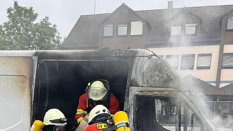 "Detonationen aufgrund der Ladung": Paket-Transporter in Flammen - Feuerwehr mit schwerem Atemschutz im Einsatz