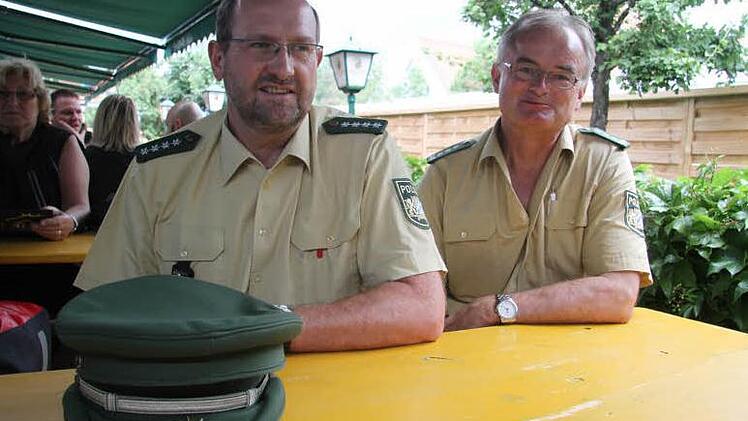 Reinhard Eber und Gerhard Renk (rechts) von der Polizei Kulmbach freuen sich über die bislang wenigen Einsätze bei der Bierwoche.
