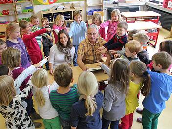 Am Samstag ist ihr Tag: Am "Tag des Lehrers" stehen ausnahmsweise die Pädagogen und nicht die Schüler im Mittelpunkt. Laura Klement und Roland Mayer werden trotzdem nur fürs Fotos an der Dreiberg-Schule in Knetzgau umringt. Dann greift wieder die alte Rollenverteilung.l