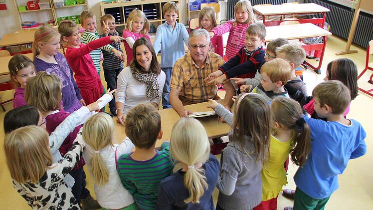 Am Samstag ist ihr Tag: Am "Tag des Lehrers" stehen ausnahmsweise die Pädagogen und nicht die Schüler im Mittelpunkt. Laura Klement und Roland Mayer werden trotzdem nur fürs Fotos an der Dreiberg-Schule in Knetzgau umringt. Dann greift wieder die alte Rollenverteilung.l