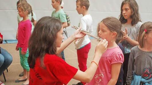 Ann-Kathrin Weis erklärt fachmännisch, wie man die Klarinette zum Klingen bringt. Foto: Sophie Arnold