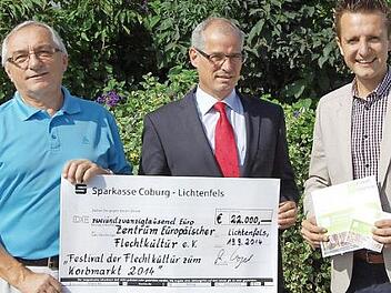 Bei der Überreichung des Schecks (von links): Vorsitzender Josef Breunlein, Sparkassendirektor Roland Vogel und Bürgermeister Andreas Hügerich  Foto: Andreas Welz